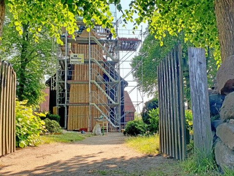 Worth, Baugerüst am Kirchturm