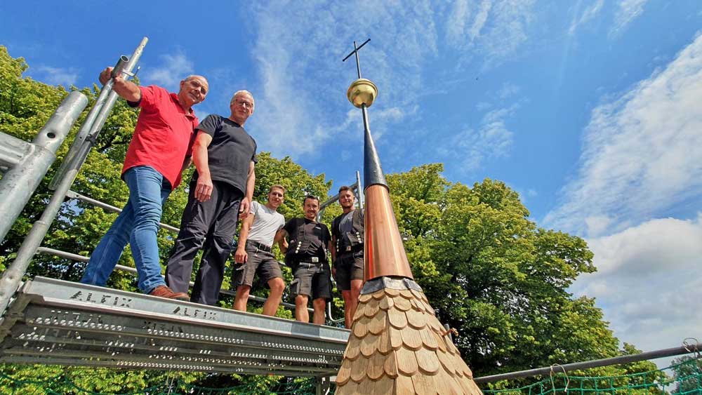 Worth, Freude auf Gerüst am Kirchturm